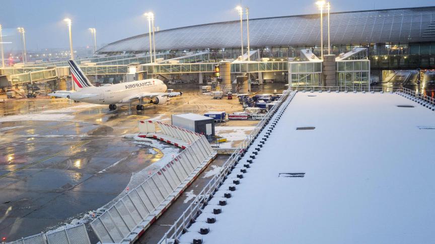 Une centaine de vols annulés mercredi matin à Charles de Gaulle et environ 40 vols à Orly à cause de la neige