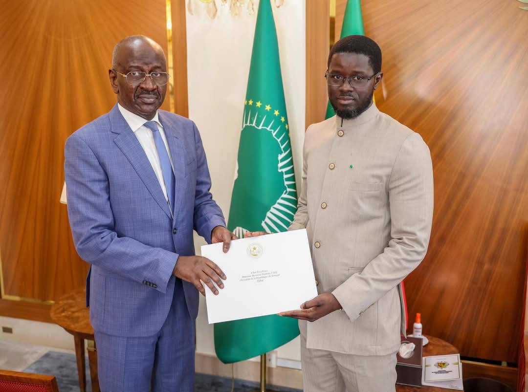 Le ministre des affaires étrangères remet un message de S.E. le Président de la République à son homologue sénégalais