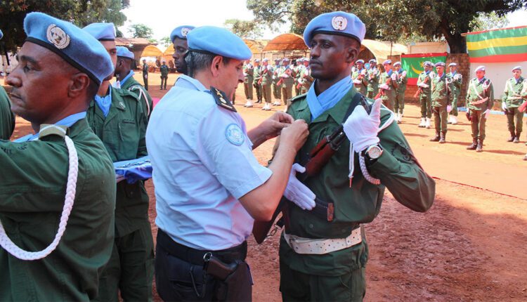 La Minusca décore l’unité de la gendarmerie nationale en considération de ses efforts dans le maintien de la paix