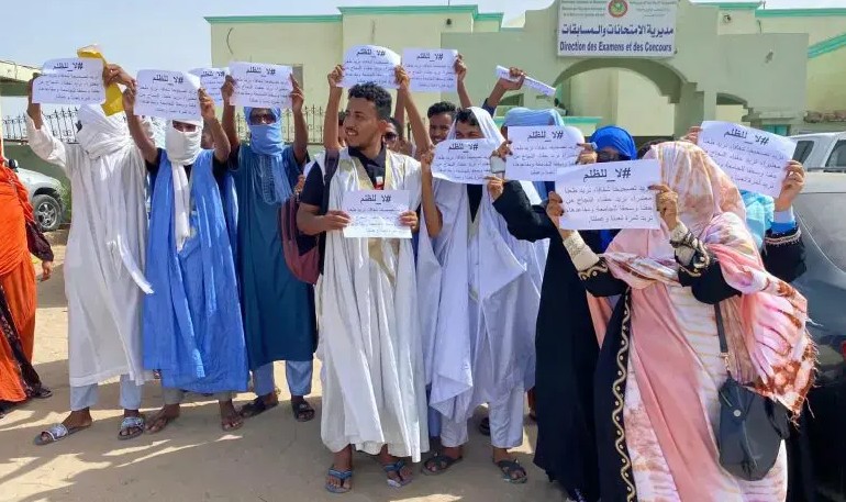 Des étudiants protestent contre leurs résultats obtenus au baccalauréat et accusent les correcteurs