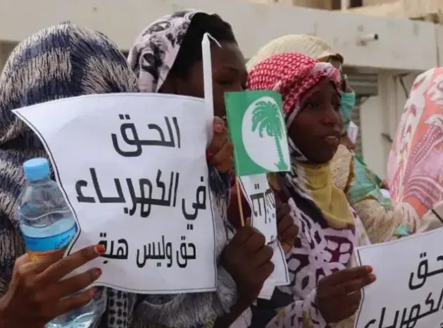 Les femmes du parti Tewassoul manifestent contre les coupures fréquentes de l’électricité et de l’eau à Nouakchott